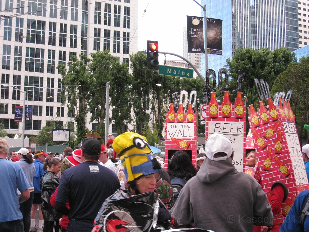 2011 Bay to Breakers Sunday 0115.JPG - I was able to participate in the 2011, 100th anniversary of the San Francisco Bay to Breakers 12K race. A great weekend for sight seeing and racing.